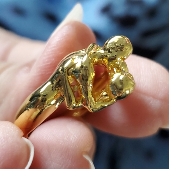 NEW Man and Women Kissing Ring Gold Color - Picture 3 of 6